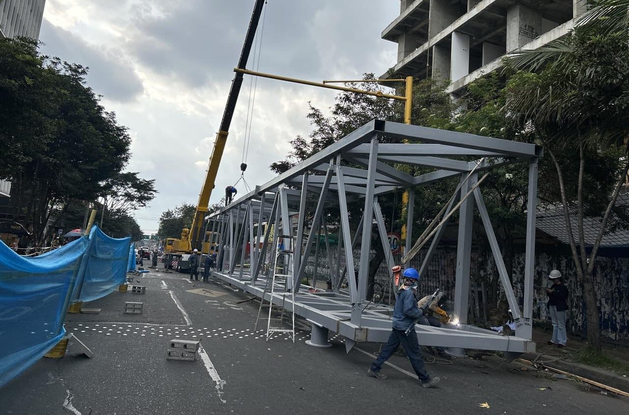 Puente peatonal metálico prearmado sobre la vía antes del izaje